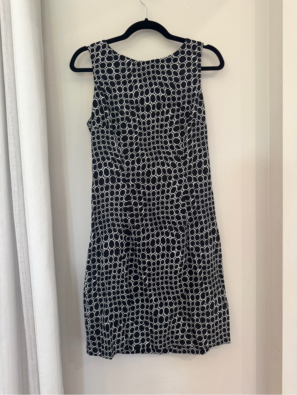 AB Studio Black and White Sleeveless Circle-Print Shift Dress